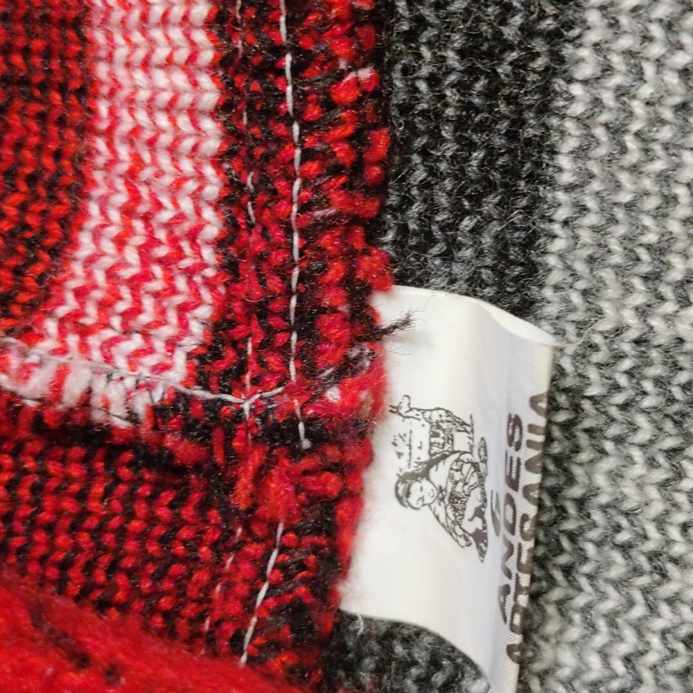 P child's sweater 🧥 homemade in otavaio Ecuador  the brand is Andes artesania